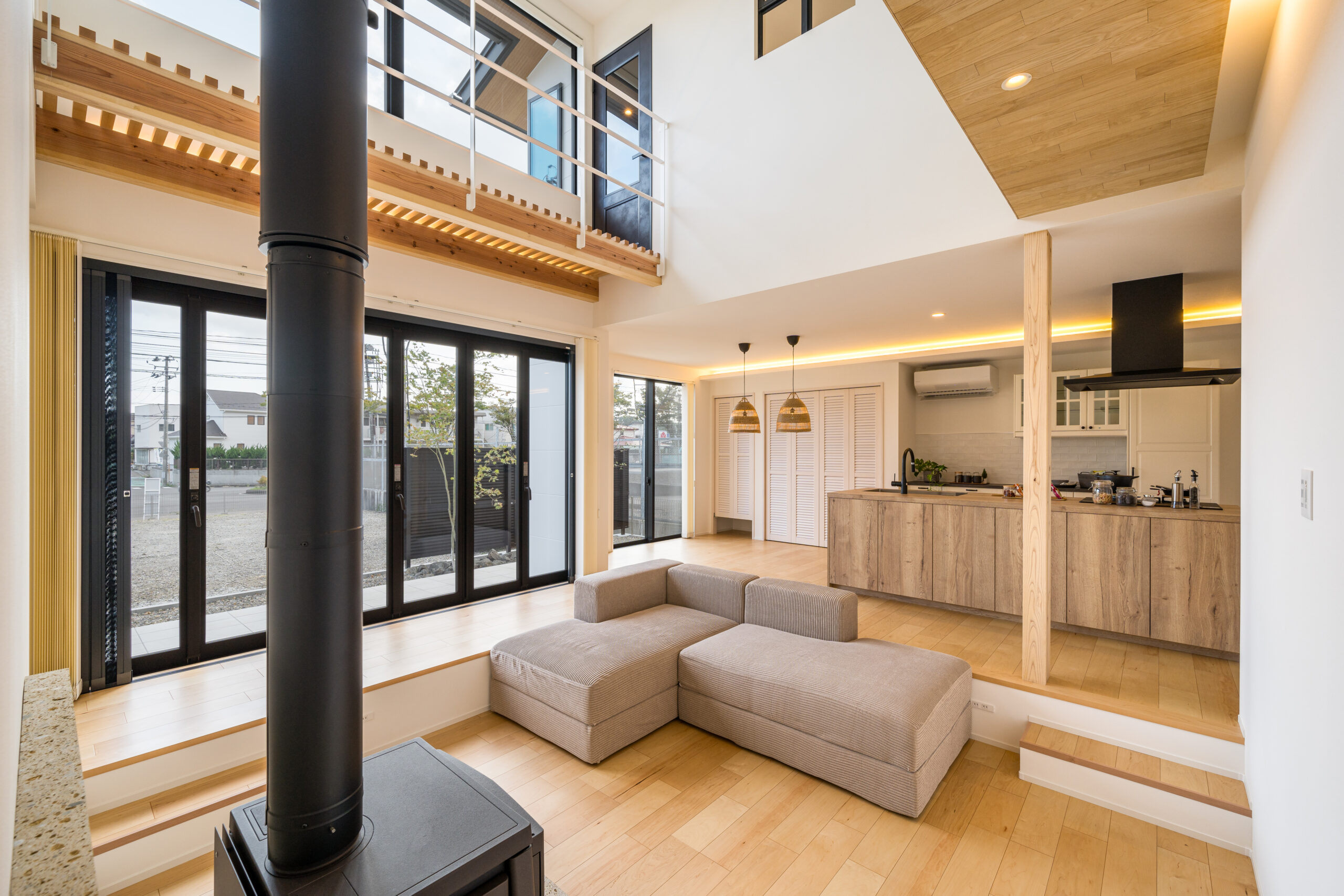 地元の花火が眺められる大きな吹き抜け